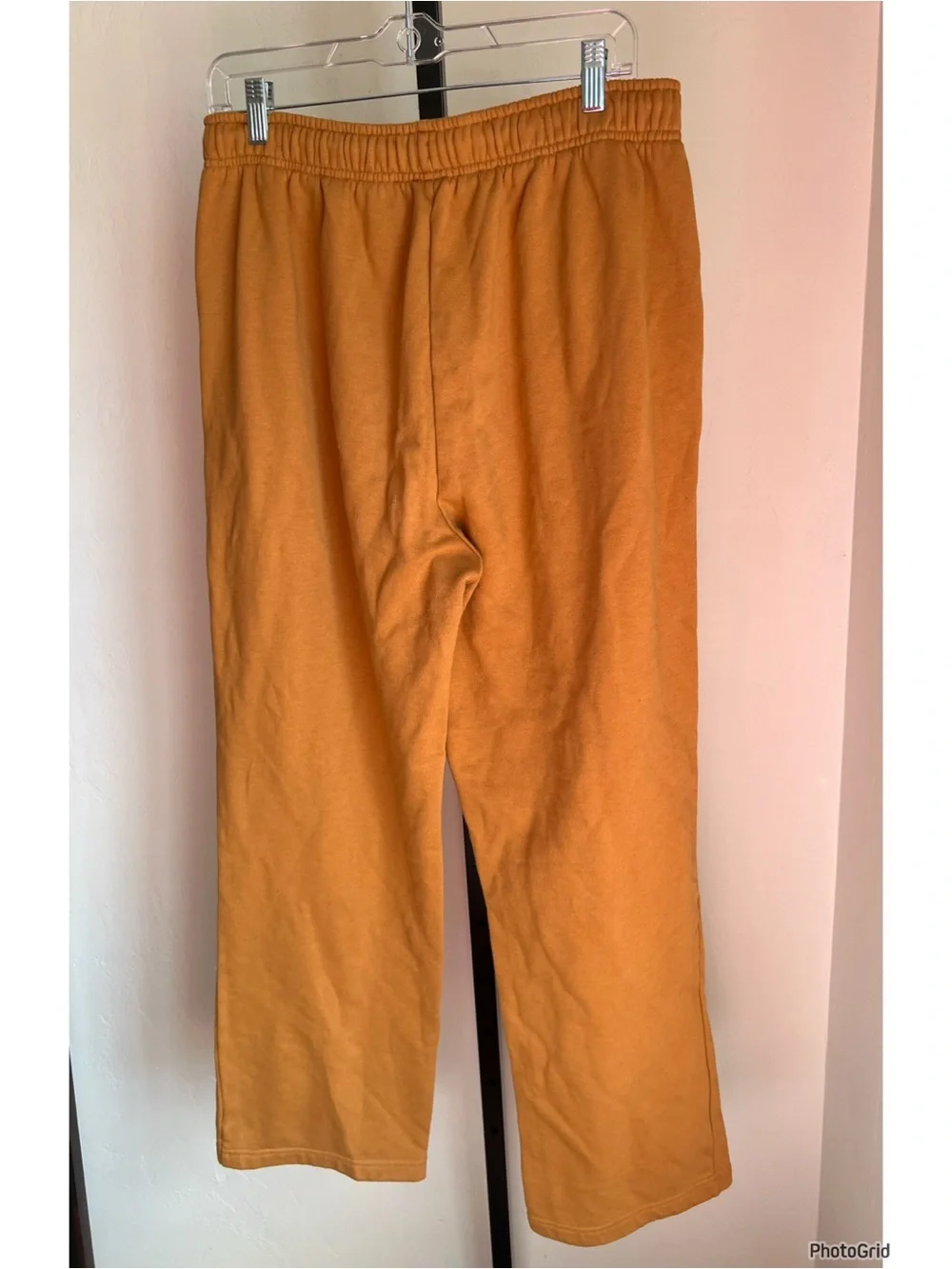 Alo Yoga Accolade Straight Leg Sweatpants in the color Toffee Large